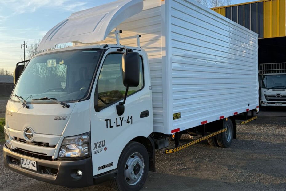 la imagen muestra una carrocería para camiones hecha por Carroceriasparacamiones.cl y equiposrecord.cl en la ciudad de San Carlos y Chillán