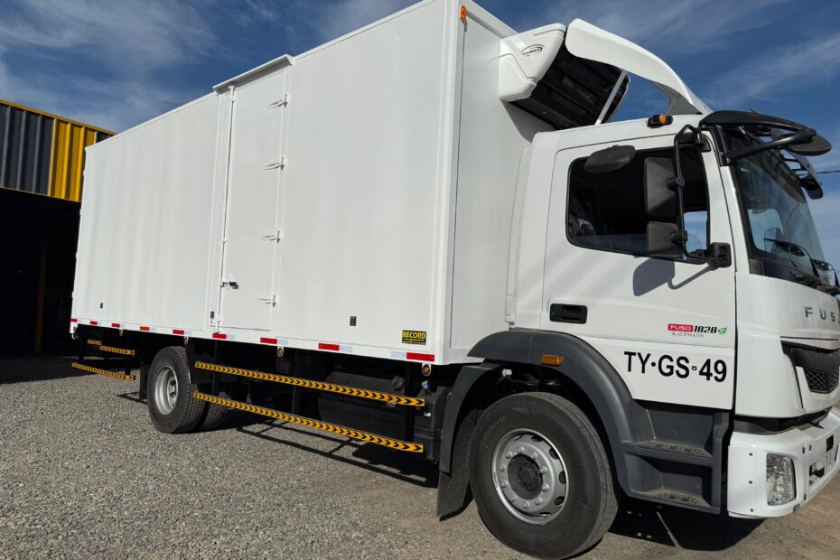 la imagen muestra una carrocería para camiones hecha por Carroceriasparacamiones.cl y equiposrecord.cl en la ciudad de San Carlos y Chillán