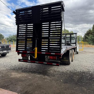 la imagen muestra una carrocería para camiones hecha por Carroceriasparacamiones.cl y equiposrecord.cl en la ciudad de San Carlos y Chillán