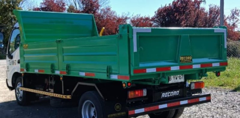 la imagen muestra una carrocería para camiones hecha por Carroceriasparacamiones.cl y equiposrecord.cl en la ciudad de San Carlos y Chillán